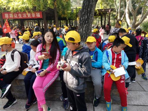 带领孩子游览了美丽的青州市范公亭公园和东夷文化游乐园